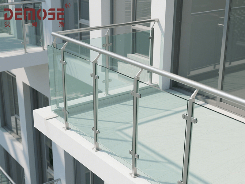 揭秘钢化玻璃栏杆的「毫米级」施工哲学